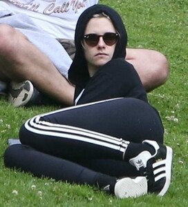 kristen-stewart-out-in-los-feliz-03-21-2020-3.jpg