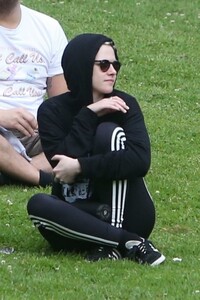 kristen-stewart-out-in-los-feliz-03-21-2020-4.jpg