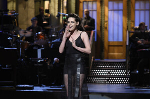 kristen-stewart-snl-06feb17-01.jpg