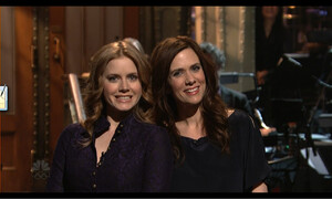 kristen-wiig-amp-her-twin-amy-adams-on-snl-in-black-tights-hd-caps-4.jpg