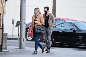 mischa-barton-street-style-il-pastaio-restaurant-in-beverly-hills-11-19-2020-3.jpg