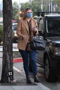 mischa-barton-street-style-il-pastaio-restaurant-in-beverly-hills-11-19-2020-5.jpg