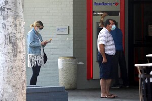 mischa-barton-visits-the-bank-in-los-feliz-10-08-2020-0.jpg