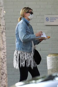 mischa-barton-visits-the-bank-in-los-feliz-10-08-2020-2.jpg