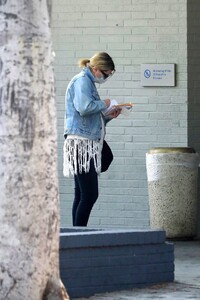 mischa-barton-visits-the-bank-in-los-feliz-10-08-2020-3.jpg