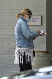 mischa-barton-visits-the-bank-in-los-feliz-10-08-2020-5.jpg