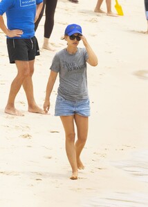 natalie-portman-out-at-shark-beach-in-vaucluse-11-22-2020-2.jpg