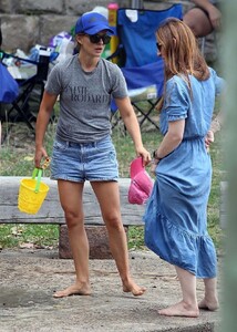 natalie-portman-out-at-shark-beach-in-vaucluse-11-22-2020-6.jpg