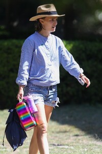 natalie-portman-summer-street-style-sydney-11-27-2020-4.jpg