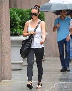 olivia-wilde-out-and-about-in-new-york-1607_4.jpg