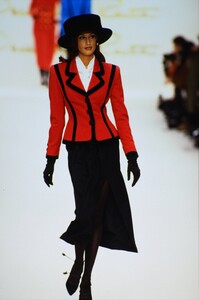 oscar-de-la-renta-fw-1992.thumb.jpg.40100e3cf61608892cec44867f73e2d0.jpg