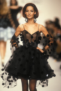 oscar-de-la-renta-ss-1992-17.thumb.jpg.d724c127b9e2a5ed2a7d4940f2e22156.jpg