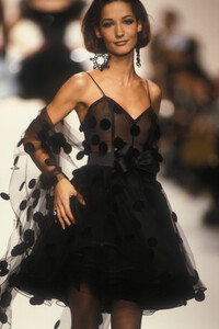 oscar-de-la-renta-ss-1992-18.thumb.jpg.0aa270e5bb6159aa01a27fa8faeb7d9c.jpg