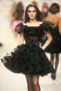 oscar-de-la-renta-ss-1992-19.thumb.jpg.ed3063e6b5f8c9873af64a347641029b.jpg