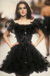 oscar-de-la-renta-ss-1992-20.thumb.jpg.f5fd29c61133ca97d2c68c6a879ec28b.jpg