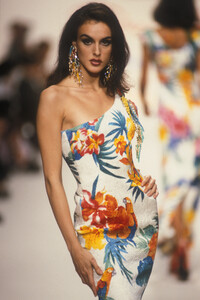 oscar-de-la-renta-ss-1992-8.thumb.jpg.8cae43b747bed4efaa12f5b2b94c1943.jpg