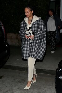 rihanna-night-out-in-santa-monica-11-12-2020-0.jpg