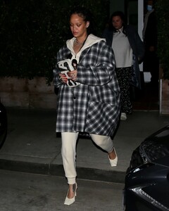 rihanna-night-out-in-santa-monica-11-12-2020-1.jpg