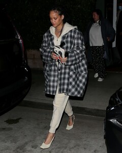 rihanna-night-out-in-santa-monica-11-12-2020-2.jpg