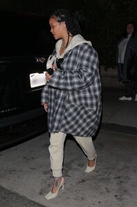 rihanna-night-out-in-santa-monica-11-12-2020-3.jpg