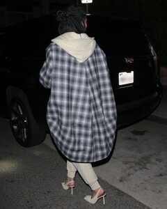 rihanna-night-out-in-santa-monica-11-12-2020-4.jpg