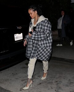 rihanna-night-out-in-santa-monica-11-12-2020-5.jpg