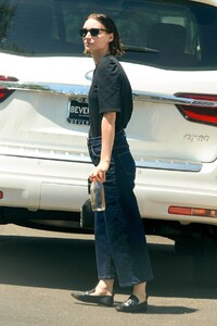 rooney-mara-leaves-a-salon-in-los-angeles-11.jpg