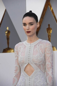 rooney-mara-oscars-29feb16-01.jpg