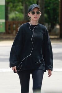 rooney-mara-out-hiking-at-treepeople-park-in-beverly-hills-05-26-2018-11.jpg