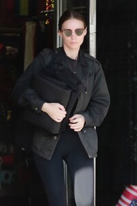 rooney-mara-out-shopping-for-fabric-in-la-10.jpg