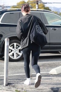 rooney-mara-out-shopping-for-fabric-in-la-7.jpg