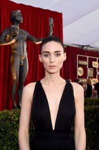 rooney-mara-screen-actors-guild-awards-2016-at-shrine-auditorium-in-los-angeles-4.jpg