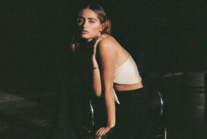 saskia-teje-jenkins-hyde-stone-taylah-golden-27.thumb.jpg.709a307b1a1b3fdf3ae8340e87baeeab.jpg