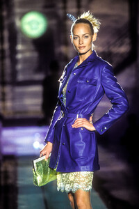 versace-5.thumb.jpg.e1a4f2b68a982e6ccc4021c597d53765.jpg