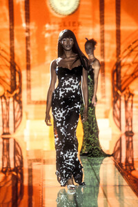 versace-hc-ss-1996-4.thumb.jpg.e3d8651b9717fe35de2b3d4525e5ba01.jpg