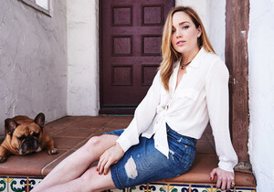 wallpapersden.com_caity-lotz-celebrity-2017_2560x1800.jpg