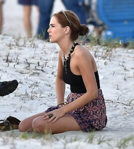 zoey_deutch_16.jpg