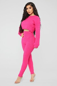01-28-19_Studio_2_OD_09-54-42_1543_NeonPink0702_RG_1414x2121.jpg
