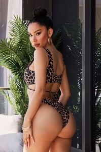 04-16-20_swim_Janet_JP_14-00-49_26_10949FN_Leopard_P_0537_RG_1414x2121.jpg