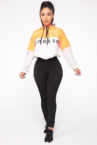 07-31-19_Studio_2_MA_12-02-41_25_TGI17571_Orangecombo_10174_AG_1414x2121.jpg