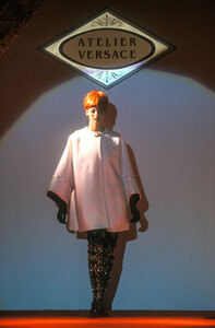 1043616369_GianniVersace1991HauteCouture4.thumb.jpg.4bb4186330605284519efec91ab90eb8.jpg