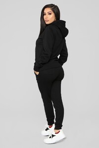 11-05-18_Studio_2_13-32-40_JU040_Black0527_AJ_1414x2121.jpg