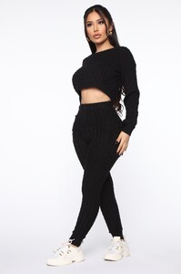 11-27-19_Studio_2_MA_RE_12-03-41_28_1543_Black_14617_RA_1414x2121.jpg