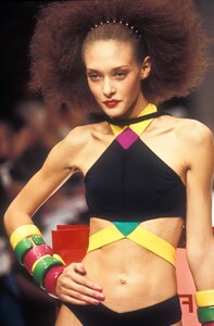 1101154311_Fendi1995WomenRTW23.thumb.jpg.39600e10688e6095828a0d78fe6542de.jpg