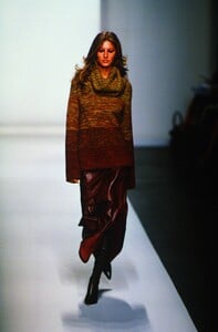 1107579451_oscar-de-la-renta-fall-2000(7).thumb.jpg.ebc608d942a3c1fd5345b9f70f295496.jpg