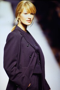 1145388850_jil-sander-fw-1993(6).thumb.jpg.99b69d03eb4c5f839d57e9a3a5683052.jpg