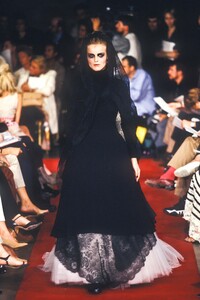 1176618616_JeanPaulGaultier1997HauteCouture134.thumb.jpg.fab40da796553e6a28b245cf7b9a20ac.jpg