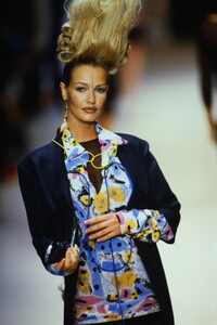 1279145875_karl-lagerfeld-ss-1994(4).thumb.jpg.40a7b0a6494105381bc157a7333cfa6e.jpg