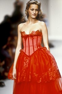 1331638057_Valentino1993WomenRTW179.thumb.jpg.860db6a6afe43929d72382a8e00976d7.jpg