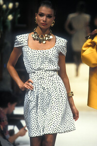 1338709322_Givenchy1992HauteCouture15.thumb.jpg.630f1e71a9f907d4ade40bb3c7e98772.jpg